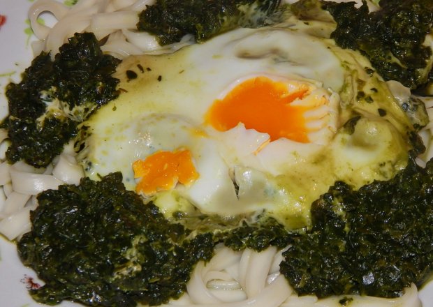 Fotografia przedstawiająca Makaron udon ze szpinakiem i jajkiem sadzonym
