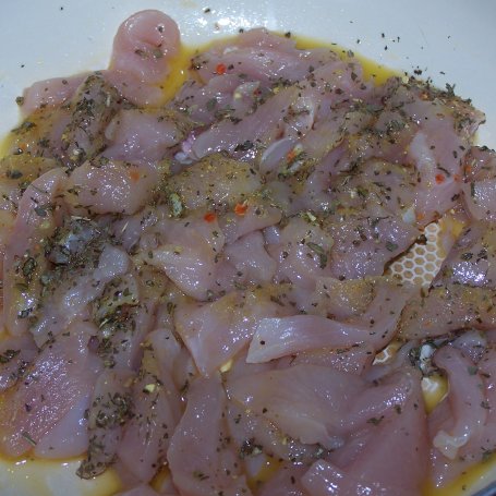 Krok 1 - Makaron w bazyliowym sosie z kurczakiem, czyli obiadowa propozycja  :) foto