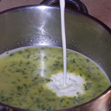 Krok 4 - Makaron w bazyliowym sosie z kurczakiem, czyli obiadowa propozycja :) foto