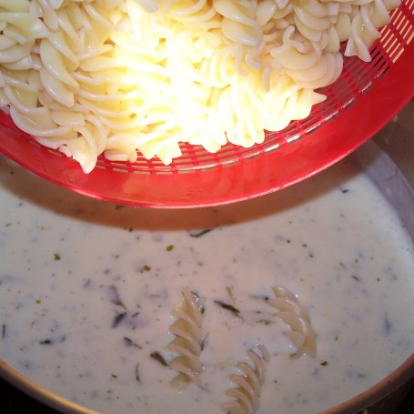 Krok 5 - Makaron w bazyliowym sosie z kurczakiem, czyli obiadowa propozycja :) foto