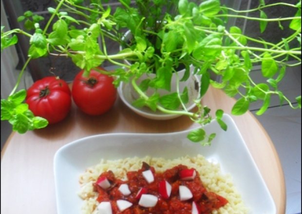 Fotografia przedstawiająca Makaron w ostrym sosie pomidorowym