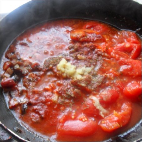 Krok 3 - Makaron w ostrym sosie pomidorowym foto