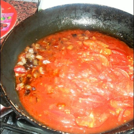 Krok 2 - Makaron w ostrym sosie pomidorowym foto