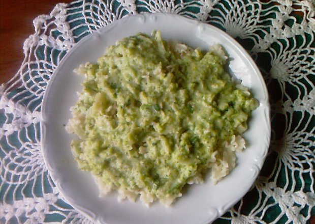 Fotografia przedstawiająca Makaron w sosie brokułowo-serowym