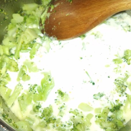 Krok 2 - Makaron w sosie brokułowym foto