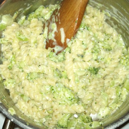 Krok 4 - Makaron w sosie brokułowym foto