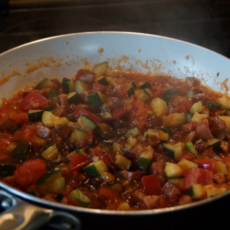 Krok 3 - Makaron w sosie cukiniowo- pomidorowym foto