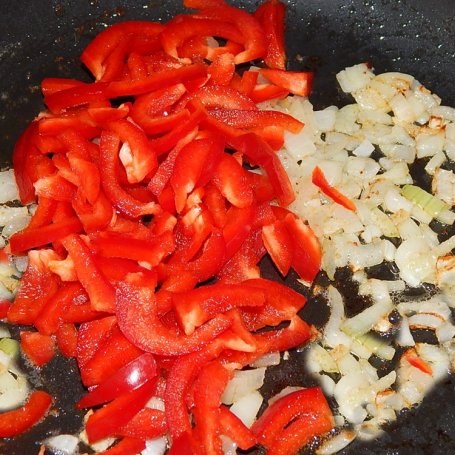 Krok 1 - Makaron w sosie grzybowo-pomidorowym z papryką i ziołami foto