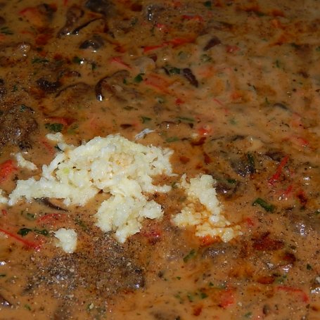 Krok 6 - Makaron w sosie grzybowo-pomidorowym z papryką i ziołami foto