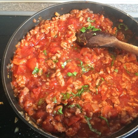 Krok 3 - Makaron w sosie mięsno- pomidorowym foto