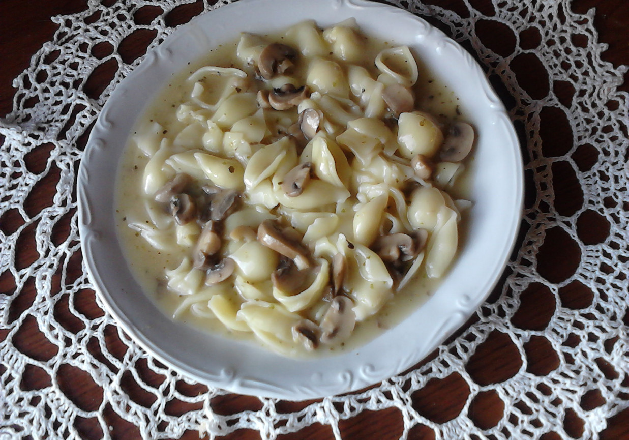 Makaron w sosie pieczarkowo-majerankowym foto