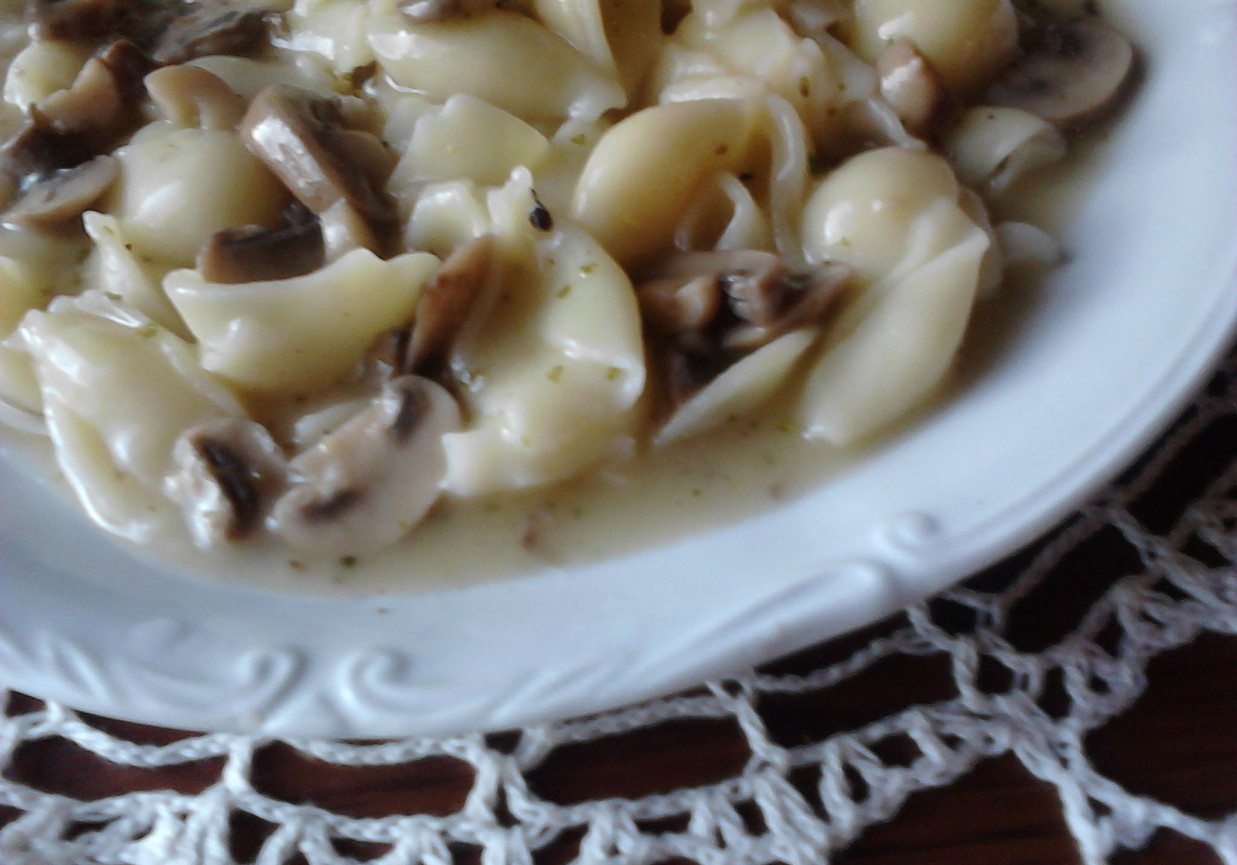 Makaron w sosie pieczarkowo-majerankowym foto