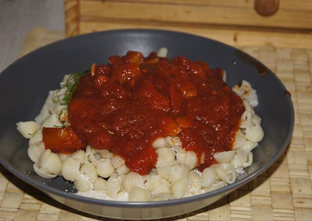 Fotografia przedstawiająca Makaron w sosie pomidorowo - dyniowym