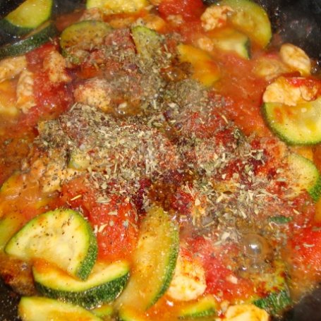 Krok 5 - Makaron w sosie pomidorowo-śmietanowym z kurczakiem i cukinią foto