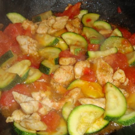 Krok 4 - Makaron w sosie pomidorowo-śmietanowym z kurczakiem i cukinią foto