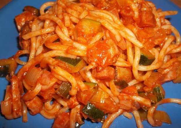 Fotografia przedstawiająca Makaron w sosie pomidorowym z dodatkiem cukinii