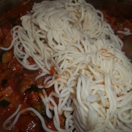Krok 5 - Makaron w sosie pomidorowym z dodatkiem cukinii foto