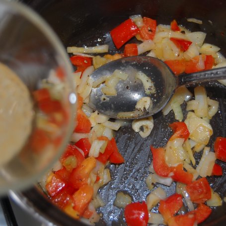 Krok 2 - Makaron w sosie pomidorowym z łososiem z puszki foto