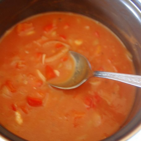 Krok 3 - Makaron w sosie pomidorowym z łososiem z puszki foto