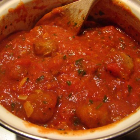 Krok 10 - Makaron w sosie pomidorowym z pulpecikami  foto