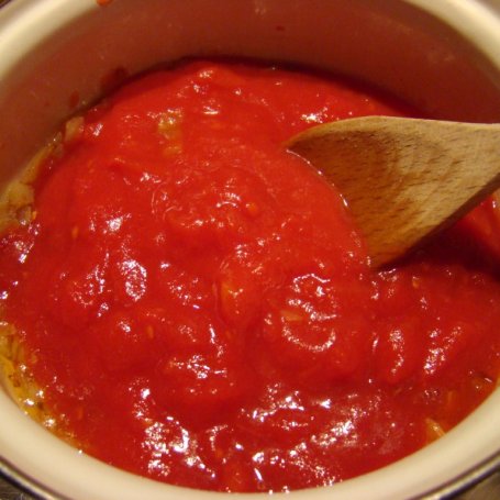 Krok 6 - Makaron w sosie pomidorowym z pulpecikami  foto