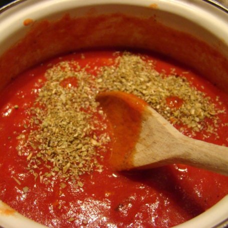 Krok 7 - Makaron w sosie pomidorowym z pulpecikami  foto