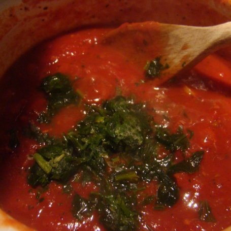 Krok 8 - Makaron w sosie pomidorowym z pulpecikami  foto