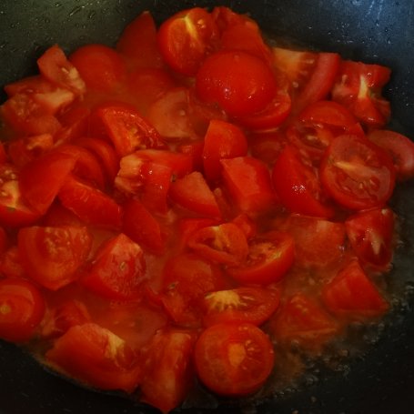 Krok 1 - Makaron w sosie pomidorowym z szałwią foto