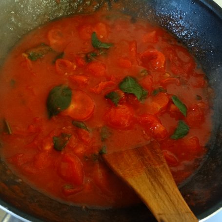 Krok 2 - Makaron w sosie pomidorowym z szałwią foto