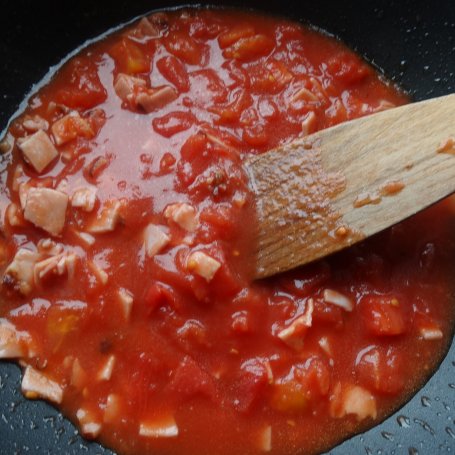 Krok 2 - Makaron w sosie pomidorowym z szynką i serem foto