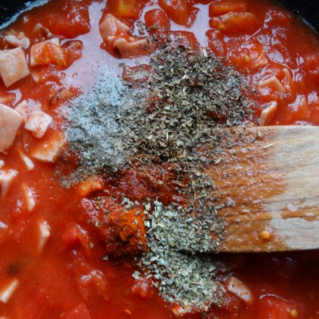 Krok 3 - Makaron w sosie pomidorowym z szynką i serem foto