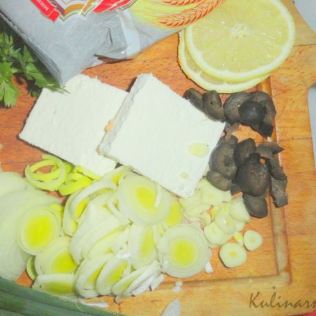 Krok 1 - Makaron w sosie rybno- cytrynowym z porem i bułgarską fetą foto