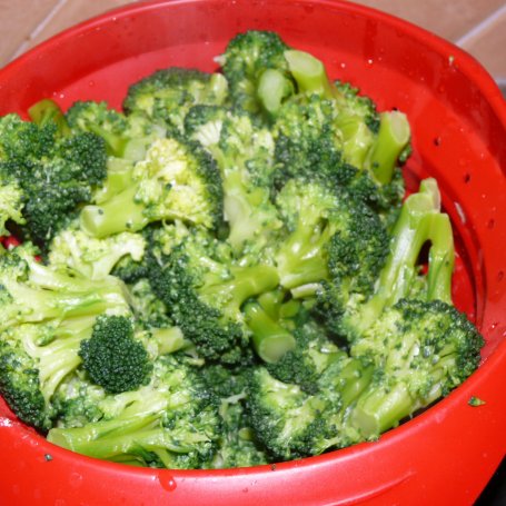 Krok 1 - Makaron w sosie serowym i z brokułami foto