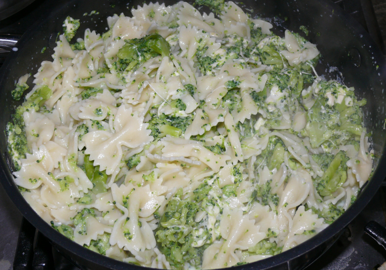 Makaron w sosie serowym i z brokułami foto