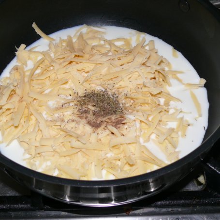 Krok 2 - Makaron w sosie serowym i z brokułami foto