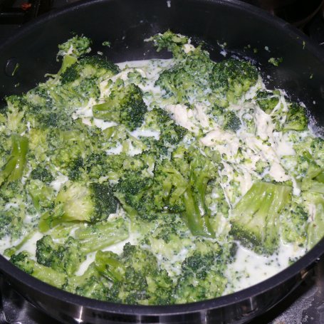 Krok 4 - Makaron w sosie serowym i z brokułami foto