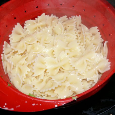 Krok 5 - Makaron w sosie serowym i z brokułami foto