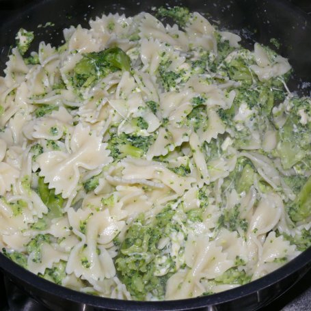 Krok 6 - Makaron w sosie serowym i z brokułami foto
