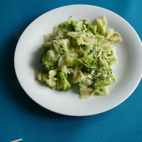 Krok 7 - Makaron w sosie serowym i z brokułami foto