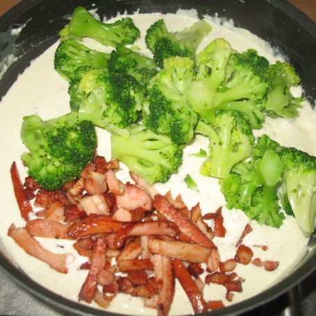 Krok 5 - Makaron w sosie serowym z brokułem i boczkiem foto