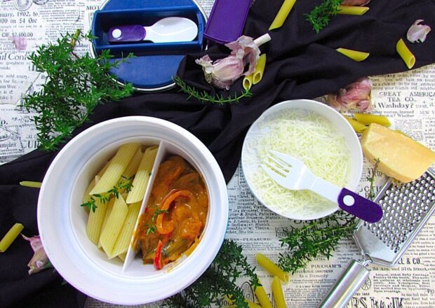 Fotografia przedstawiająca Makaron w sosie serowym z warzywami