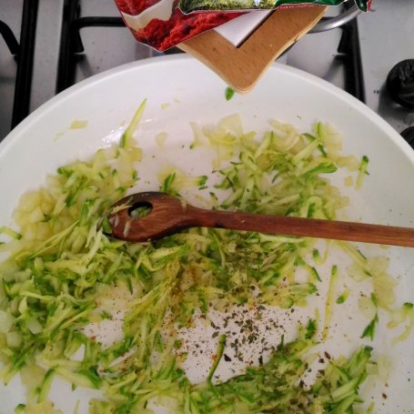 Krok 3 - Makaron  w sosie  śmietanowo-cukiniowym z brokułem foto
