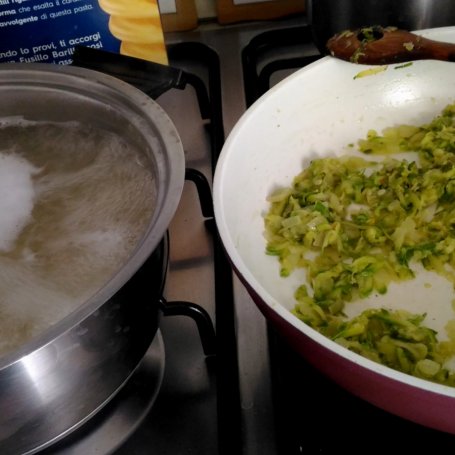 Krok 4 - Makaron  w sosie  śmietanowo-cukiniowym z brokułem foto