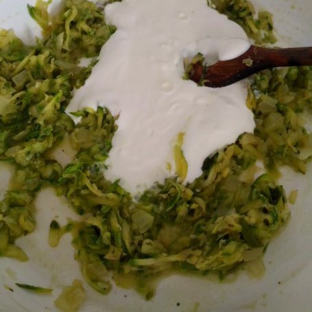 Krok 5 - Makaron  w sosie  śmietanowo-cukiniowym z brokułem foto