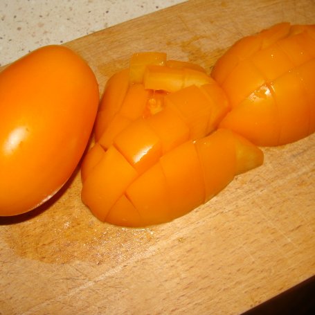 Krok 1 - Makaron w żółtych pomidorach z rukolą foto