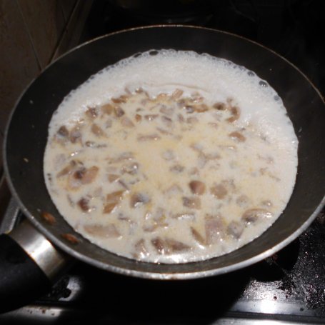 Krok 1 - Makaron wstążki z sosem serowym i łososiem. foto