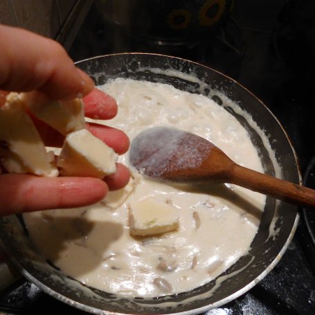 Krok 2 - Makaron wstążki z sosem serowym i łososiem. foto
