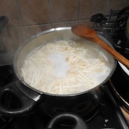 Krok 5 - Makaron wstążki z sosem serowym i łososiem. foto