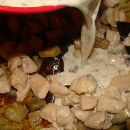 Krok 3 - Makaron z bakłażanem i filetem w sosie foto