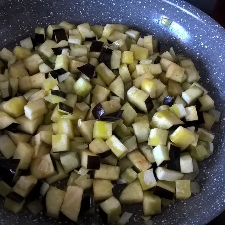 Krok 2 - Makaron z bakłażanem, serkiem topionym i świeżym oregano foto
